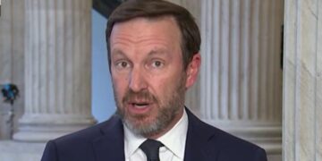 Chris Murphy Warns Qatar That There Will Be Penalties For Bribing Trump